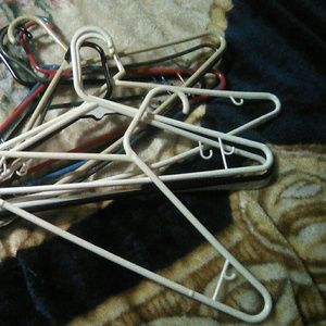 50 plastic hangers
